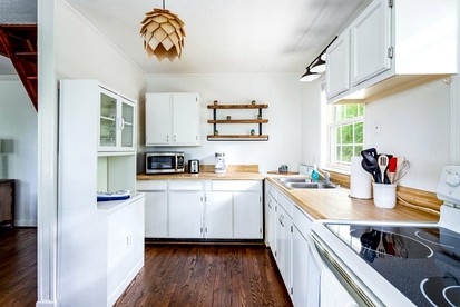 Cozy Cottage with Hot Tub, Fire Pit and Sunroom - Loaded with Modern Touches in Front Royal, VA - Front Royal, Virginia - glamping.directory