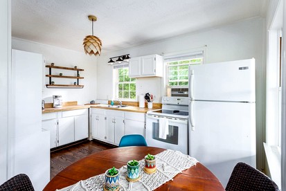 Cozy Cottage with Hot Tub, Fire Pit and Sunroom - Loaded with Modern Touches in Front Royal, VA - Front Royal, Virginia - glamping.directory
