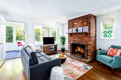 Cozy Cottage with Hot Tub, Fire Pit and Sunroom - Loaded with Modern Touches in Front Royal, VA - Front Royal, Virginia - glamping.directory