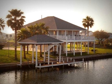 Pet-Friendly Vacation Rental with a Boat Slip on a Canal in Crystal Beach, Texas - Crystal Beach, Texas - glamping.directory