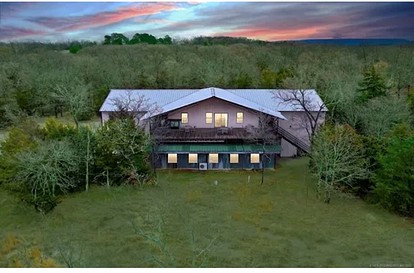 Unique Loft Rental with Access to Spacious Deck and Games Room for an Amazing Getaway by Tenkiller Ferry Lake in Oklahoma - glamping.directory