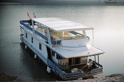 Luxury Houseboat for Cruise-Style Getaway on Lake Travis near Austin, Texas - Volente, Texas - glamping.directory