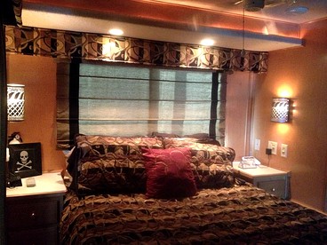 Luxury Houseboat for Cruise-Style Getaway on Lake Travis near Austin, Texas - Volente, Texas - glamping.directory