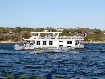 Luxury Houseboat for Cruise-Style Getaway on Lake Travis near Austin, Texas - Volente, Texas - glamping.directory