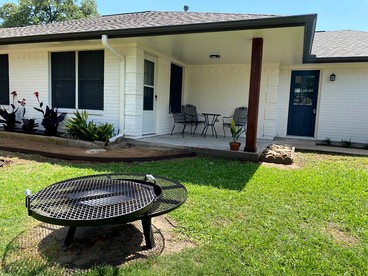 Charming Remodeled Home with Modern Comforts Near TAMU & Downtown in Bryan, Texas - Bryan, Texas - glamping.directory