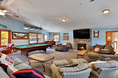 Enchanting Mountain Cabin Escape with Hot-Tub with Sensational Views of the Rolling Landscapes of Killington, Vermont - Killington, Vermont - glamping.directory