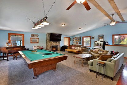 Enchanting Mountain Cabin Escape with Hot-Tub with Sensational Views of the Rolling Landscapes of Killington, Vermont - Killington, Vermont - glamping.directory