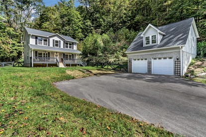 Spacious Mountain Retreat with Bonus Game Room Near Asheville, Barnardsville, NC - Barnardsville, North Carolina - glamping.directory
