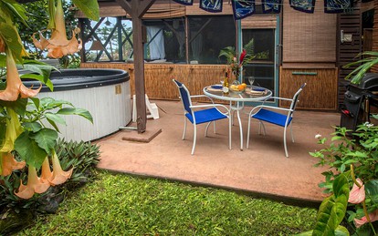 Charming Studio Rental Hideaway with Ocean Views and Private Hot Tub in Hawaii - glamping.directory