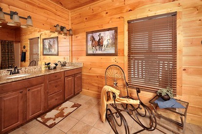 Spacious Cabin with Game Room and Hot-tub in Sevierville, Tennessee - Sevierville, Tennessee - glamping.directory