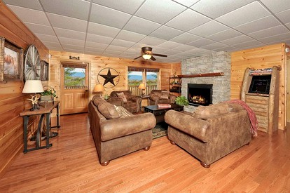 Spacious Cabin with Game Room and Hot-tub in Sevierville, Tennessee - Sevierville, Tennessee - glamping.directory