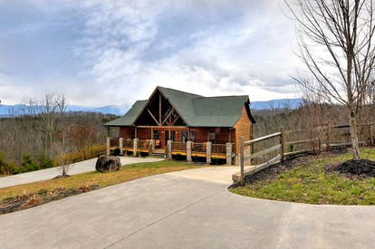 Spacious Cabin with Game Room and Hot-tub in Sevierville, Tennessee - glamping.directory