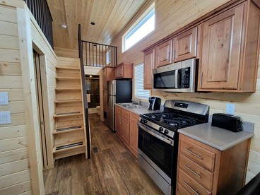 Peaceful Tiny Home Getaway with Loft & Open Sky Views in Williams, Arizona - Williams, Arizona - glamping.directory