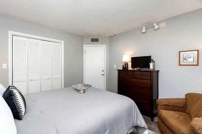 Pet-Friendly Mountain Retreat with Fireplace & Walkable Village Access Near Wintergreen Resort, Virginia - Wintergreen Resort, Virginia - glamping.directory