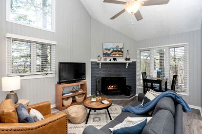 Pet-Friendly Mountain Retreat with Fireplace & Walkable Village Access Near Wintergreen Resort, Virginia - Wintergreen Resort, Virginia - glamping.directory