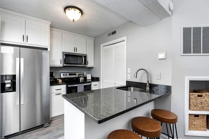 Pet-Friendly Mountain Retreat with Fireplace & Walkable Village Access Near Wintergreen Resort, Virginia - Wintergreen Resort, Virginia - glamping.directory