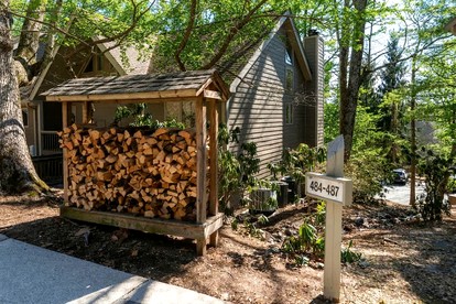 Pet-Friendly Mountain Retreat with Fireplace & Walkable Village Access Near Wintergreen Resort, Virginia - Wintergreen Resort, Virginia - glamping.directory