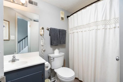 Pet-Friendly Mountain Retreat with Fireplace & Walkable Village Access Near Wintergreen Resort, Virginia - Wintergreen Resort, Virginia - glamping.directory