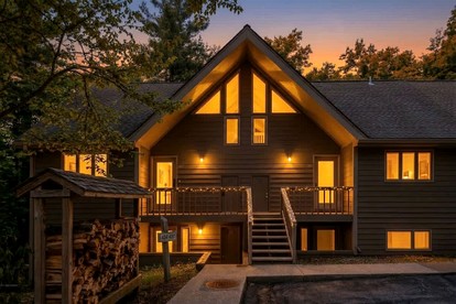 Pet-Friendly Mountain Retreat with Fireplace & Walkable Village Access Near Wintergreen Resort, Virginia - glamping.directory