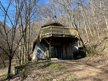 Wonderful Cute Wooden Cabin with Hot-tub in Franklin, Tennessee - Franklin, Tennessee - glamping.directory
