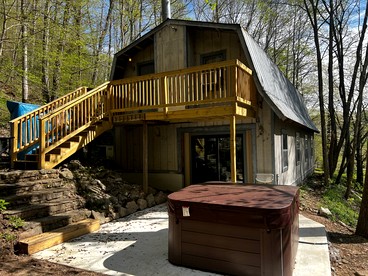 Wonderful Cute Wooden Cabin with Hot-tub in Franklin, Tennessee - glamping.directory