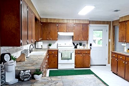The Gator Den at Caddo Lake in Karnack, Texas - Karnack, Texas - glamping.directory