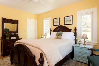 Elegant Vacation Rental on Lake Winnisquam - Sanbornton, New Hampshire - glamping.directory