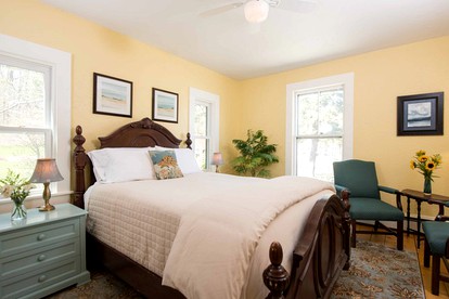 Elegant Vacation Rental on Lake Winnisquam - Sanbornton, New Hampshire - glamping.directory