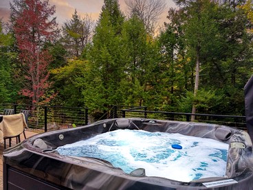 Luxury Mountain Retreat with Hot Tub near Story Land in Bartlett, NH - Bartlett, New Hampshire - glamping.directory