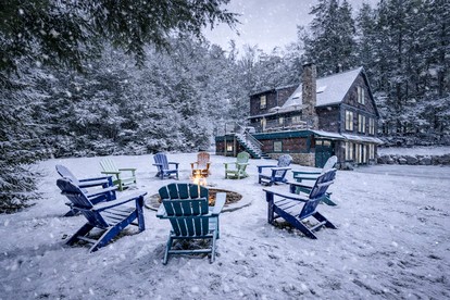 Luxury Mountain Retreat with Hot Tub near Story Land in Bartlett, NH - Bartlett, New Hampshire - glamping.directory