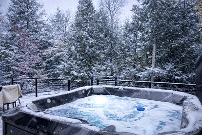 Luxury Mountain Retreat with Hot Tub near Story Land in Bartlett, NH - Bartlett, New Hampshire - glamping.directory