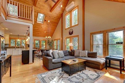 Luxury Mountain Retreat with Hot Tub near Story Land in Bartlett, NH - Bartlett, New Hampshire - glamping.directory