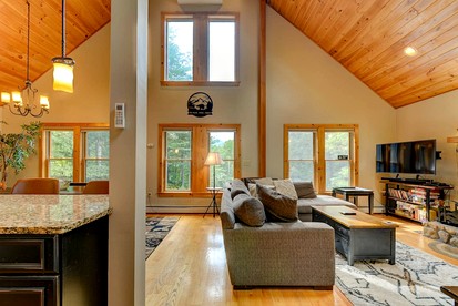 Luxury Mountain Retreat with Hot Tub near Story Land in Bartlett, NH - Bartlett, New Hampshire - glamping.directory