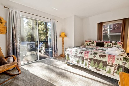 Dog-Friendly Rustic Cabin with Hot-Tub and Deck Great for Families in California - Big Bear Lake, California - glamping.directory