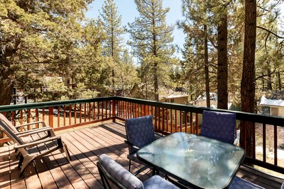 Dog-Friendly Rustic Cabin with Hot-Tub and Deck Great for Families in California - Big Bear Lake, California - glamping.directory