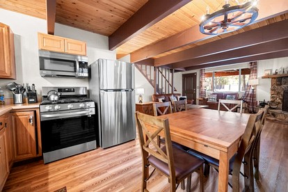 Dog-Friendly Rustic Cabin with Hot-Tub and Deck Great for Families in California - Big Bear Lake, California - glamping.directory