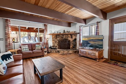 Dog-Friendly Rustic Cabin with Hot-Tub and Deck Great for Families in California - Big Bear Lake, California - glamping.directory