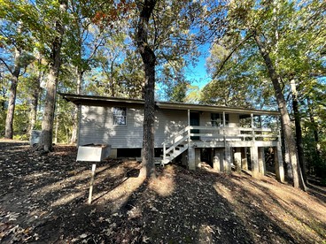 Charming Lakeside Cabin with Private Pond Access Near Zwolle, Louisiana - Zwolle, Louisiana - glamping.directory