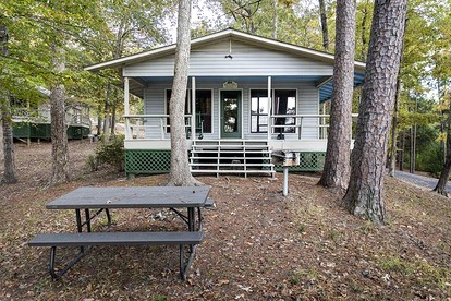 Charming Lakeside Cabin with Private Pond Access Near Zwolle, Louisiana - Zwolle, Louisiana - glamping.directory