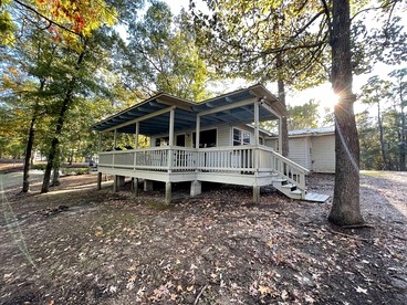 Charming Lakeside Cabin with Private Pond Access Near Zwolle, Louisiana - Zwolle, Louisiana - glamping.directory