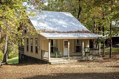 Charming Lakeside Cabin with Private Pond Access Near Zwolle, Louisiana - Zwolle, Louisiana - glamping.directory