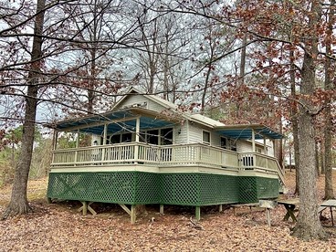 Charming Lakeside Cabin with Private Pond Access Near Zwolle, Louisiana - Zwolle, Louisiana - glamping.directory