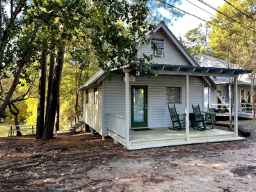 Charming Lakeside Cabin with Private Pond Access Near Zwolle, Louisiana - Zwolle, Louisiana - glamping.directory