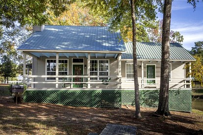 Charming Lakeside Cabin with Private Pond Access Near Zwolle, Louisiana - Zwolle, Louisiana - glamping.directory