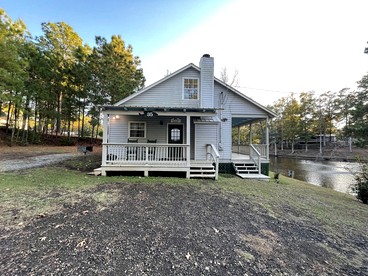 Charming Lakeside Cabin with Private Pond Access Near Zwolle, Louisiana - Zwolle, Louisiana - glamping.directory