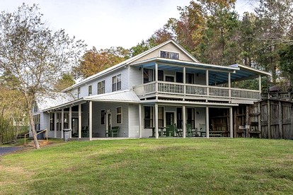 Charming Lakeside Cabin with Private Pond Access Near Zwolle, Louisiana - Zwolle, Louisiana - glamping.directory