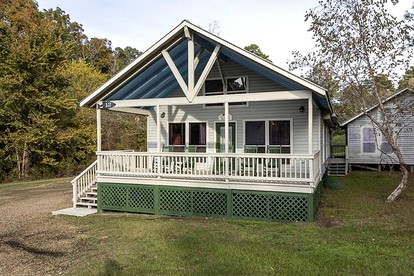 Charming Lakeside Cabin with Private Pond Access Near Zwolle, Louisiana - Zwolle, Louisiana - glamping.directory