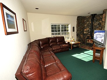 Family-Friendly Cottage with Mountain Views near Heavenly Ski Resort in South Lake Tahoe, California - South Lake Tahoe, California - glamping.directory