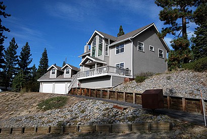 Family-Friendly Cottage with Mountain Views near Heavenly Ski Resort in South Lake Tahoe, California - glamping.directory