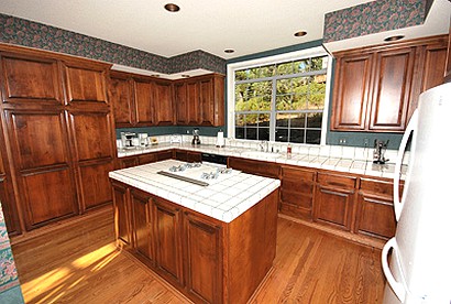 Family-Friendly Cottage with Mountain Views near Heavenly Ski Resort in South Lake Tahoe, California - South Lake Tahoe, California - glamping.directory